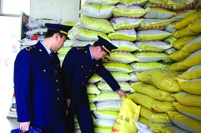 紅盾護(hù)農(nóng)行動(dòng) 嚴(yán)查化肥銷(xiāo)售亂象，護(hù)航春耕生產(chǎn)安全