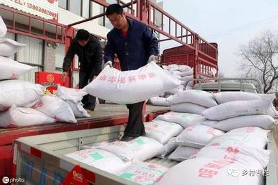 化肥銷(xiāo)售的利潤(rùn)真相 農(nóng)資店老板揭秘，一袋化肥究竟能賺多少錢(qián)？